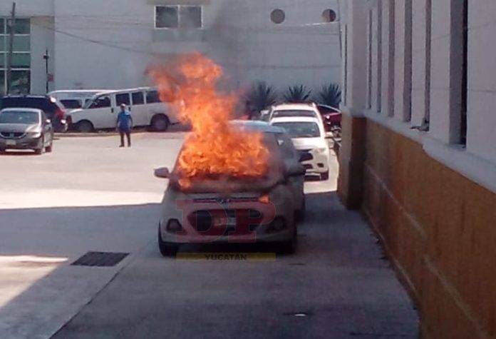 Fallo eléctrico causa incendio de auto frente a la ex peni