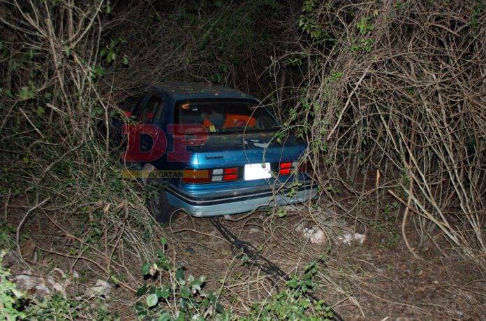 Con soga rescatan del monte a coche que se salió de carretera