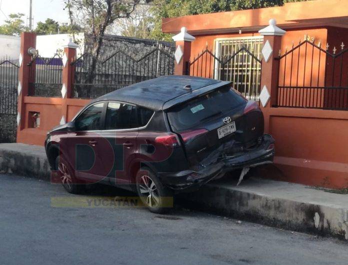 Choque de vehículos deja uno de ellos subido en la banqueta