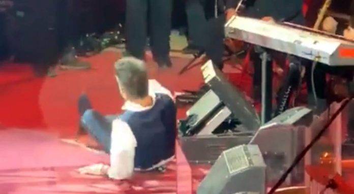 'El Potrillo' azota la res en concierto, por culpa de su borrachera