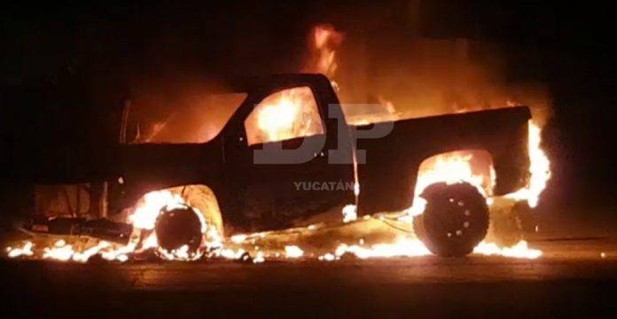 Voraz incendio consume una camioneta en Kinchil