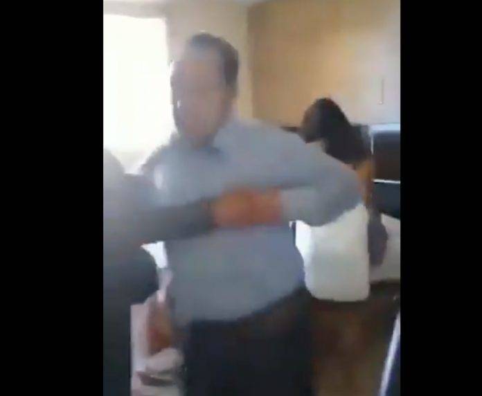 Cachan a alcalde con su sexoservidora en un motel