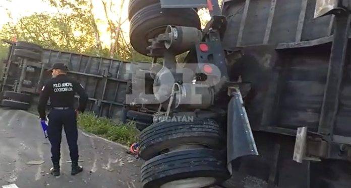 Vuelca camión de doble remolque en la Mérida-Tizimín