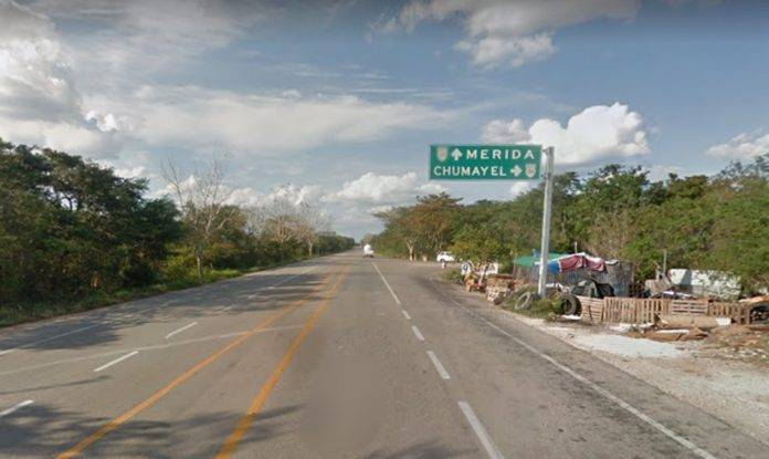 Tráiler arrolla a motociclista y lo abandona tirado en medio de la lluvia