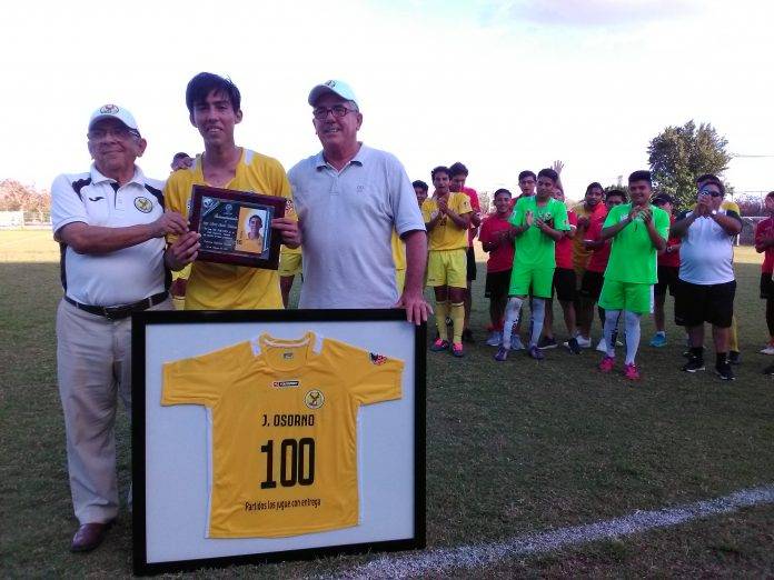 El jugador Jorge Osorno recibió un reconocimiento por sus 100 partidos con la playera de Venados.