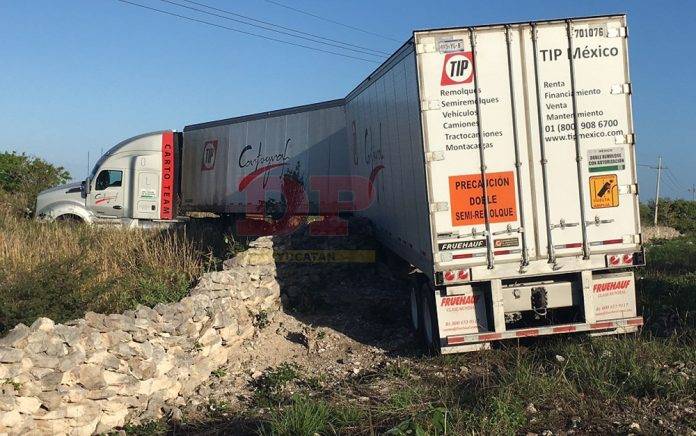 Trailero dormido se lleva auto y hasta una albarrada