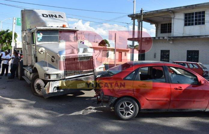 Choca por estar más pendiente del celular que de su camino (video)