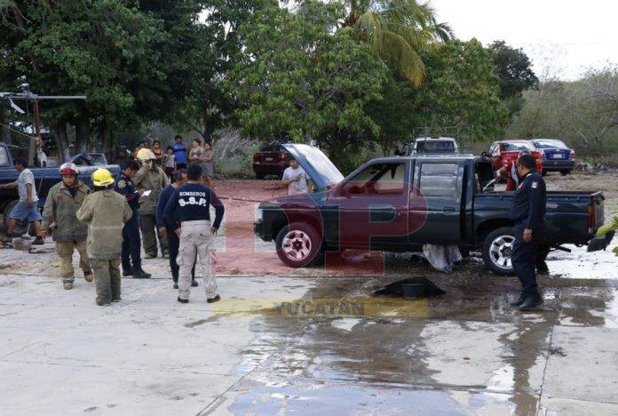 Se incendia camioneta estacionada en taller
