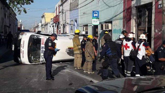 Por la fuerza del impacto el vehículo con pasajeros a bordo se volteó hacia un lado. (Foto: Gladira Polnacot)