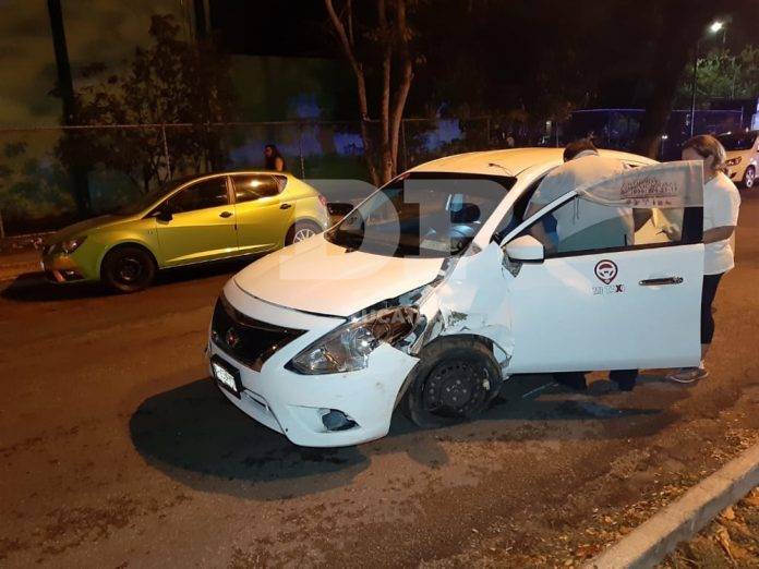 Anciano ciclista se pasa el alto y se estrella contra un taxi