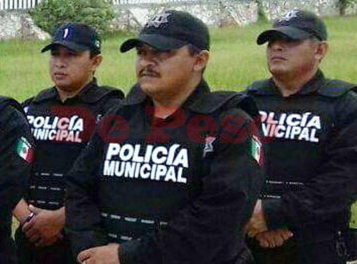 Al frente, el oficial tercero de la Policía Municipal de Temax, Martín Carmona Núñez.