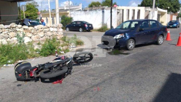 Motociclista y pasajera 'vuelan' por los aires, tras pasarse el alto
