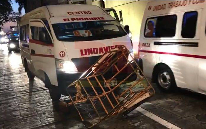 Camioneta plancha triciclo de carga en pleno centro (video)