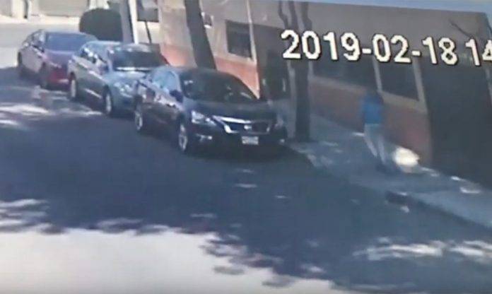 Le aplica un candado a una mujer para asaltarla (video)