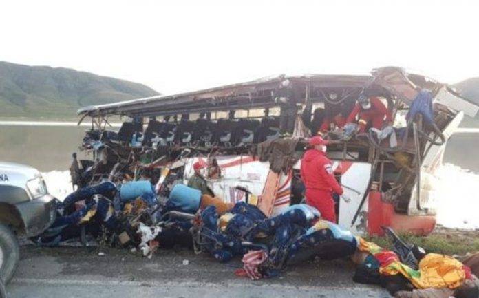 Encontronazo entre autobús de pasajeros y volquete deja 24 muertos