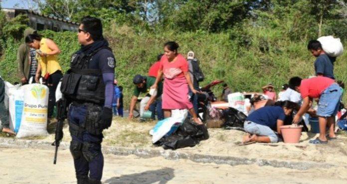 Vuelca camión cargado de azúcar y salen de inmediato los aprovechados