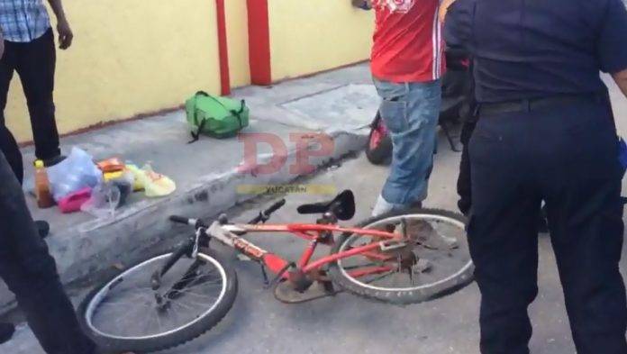 El ciclista tuvo suerte pues la moto no le pegó con todo en su cuerpo.