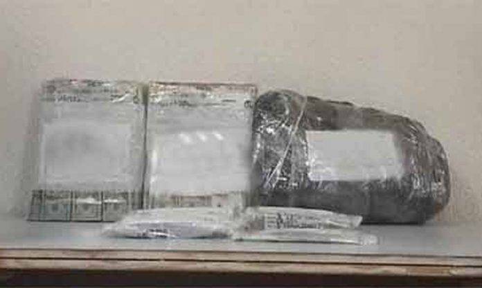 En su equipaje llevaba paquetes con cientos de miles de dólares