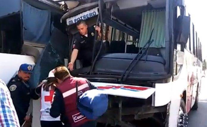 Choque entre autobuses deja sin brazo a un muchacho