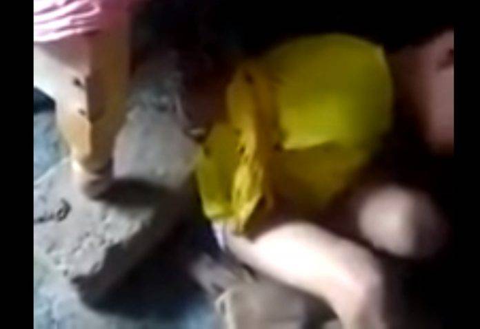 Mala madre deja a su hijo encadenado a la cama