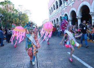 Ternuritas maravillan en desfile de Carnaval de Mérida Los reyes infantiles, Sarah Camila García García y Hugo Andrés Pech Arispuro.