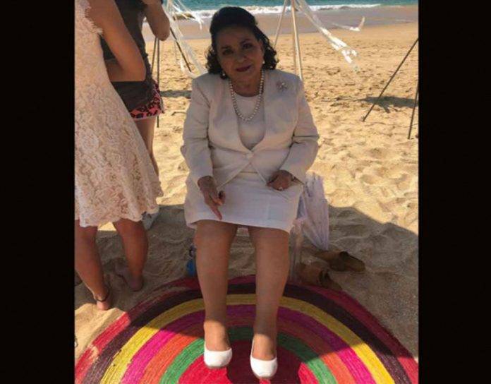 Carmen Salinas compra zapatos ¡y le dan dos izquierdos!