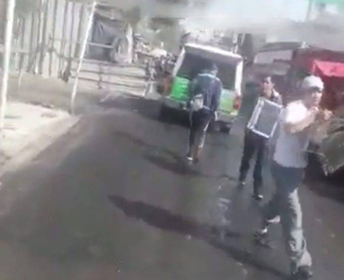 Saquean camioneta de la CFE en plena marcha (video)