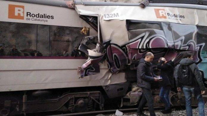 Encontronazo de trenes deja al menos un muerto y 95 heridos