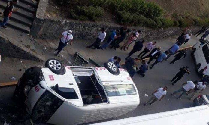 Camioneta cae de un puente. Hay cuatro lesionados