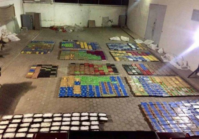 Aseguran casi una tonelada de crystal en una camioneta