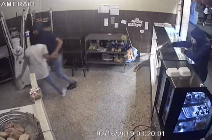 En 35 segundos roban en una pastelería y hasta disparos hubo