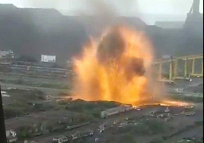 Registra fuerte explosión empresa acerera (video)