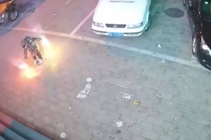Niño provoca explosión al soltar pirotecnia en una alcantarilla (video)