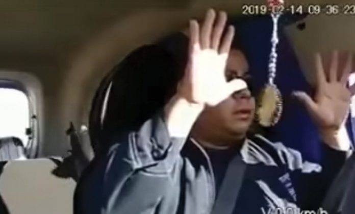 Comando armado secuestra a policía federal (video)