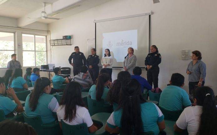 Policía Municipal de Mérida imparte conferencia 'Violencia en el noviazgo'