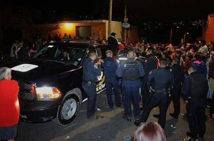 Vecinos linchan a un sujeto, golpean policías y dañan patrullas