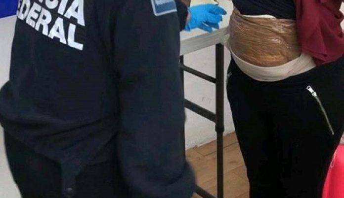 Finge estar embarazada para ocultar un kilo de heroína