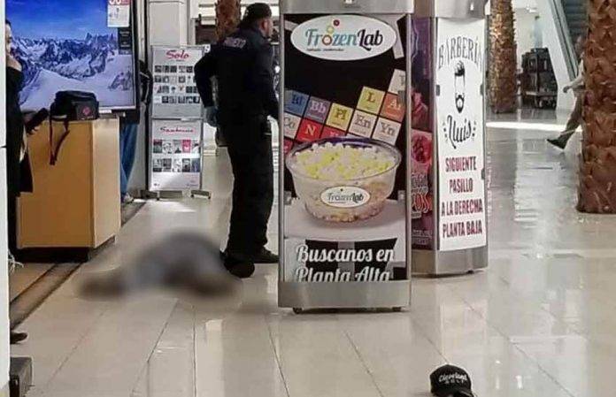Un muerto deja balacera en centro comercial