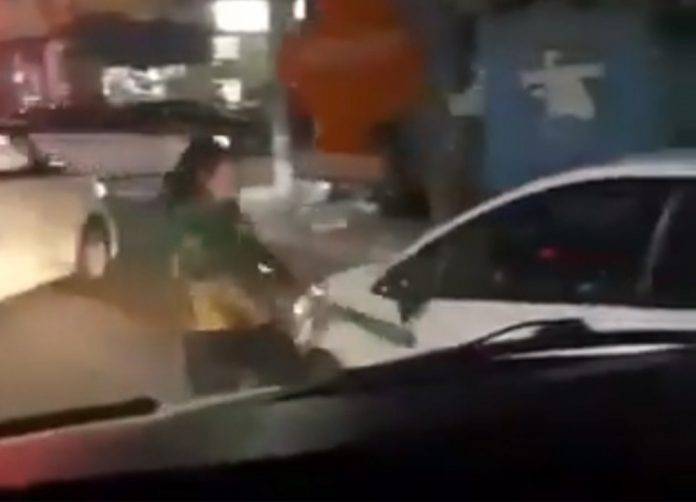 Guiadora agrede a batazos al conductor de otro vehículo (video)