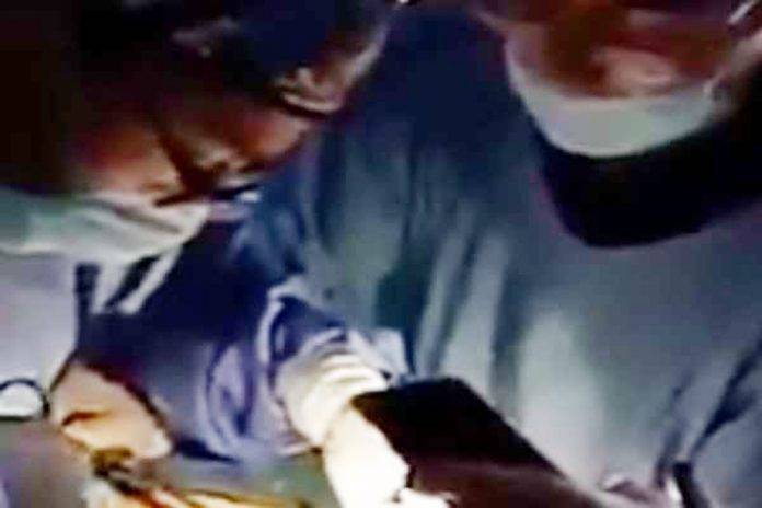 Médicos realizan cirugía con luz de celular (Video)