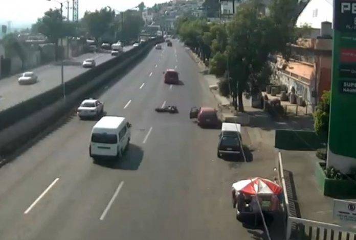 Tantito más y no la cuenta un motociclista (video)