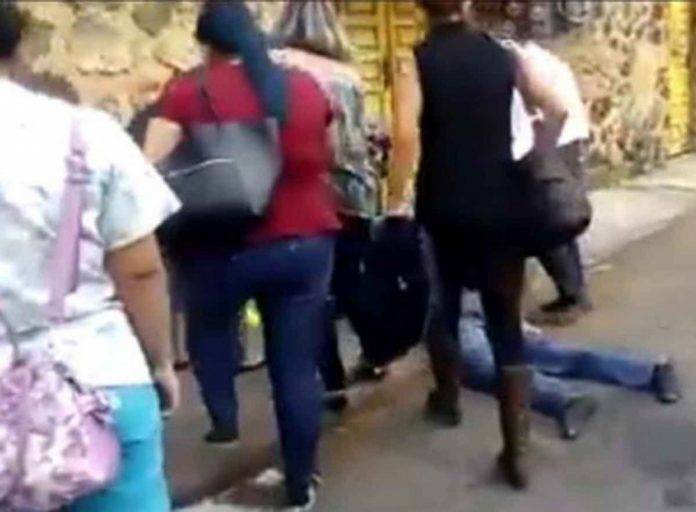 Mujeres dan golpiza a sujetos que las asaltaron (video)