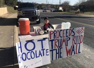 Niño vende chocolate para apoyar construcción de muro fronterizo Niño vende chocolate para apoyar construcción de muro fronterizo