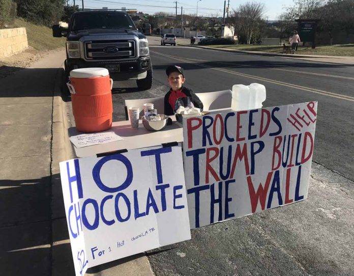 Niño vende chocolate para apoyar construcción de muro fronterizo