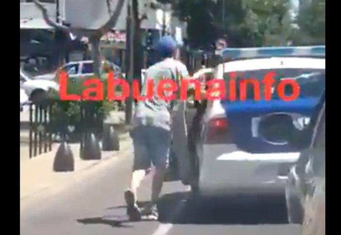 Detenido ayuda a empujar la patrulla que lo llevaba a la cárcel (video)