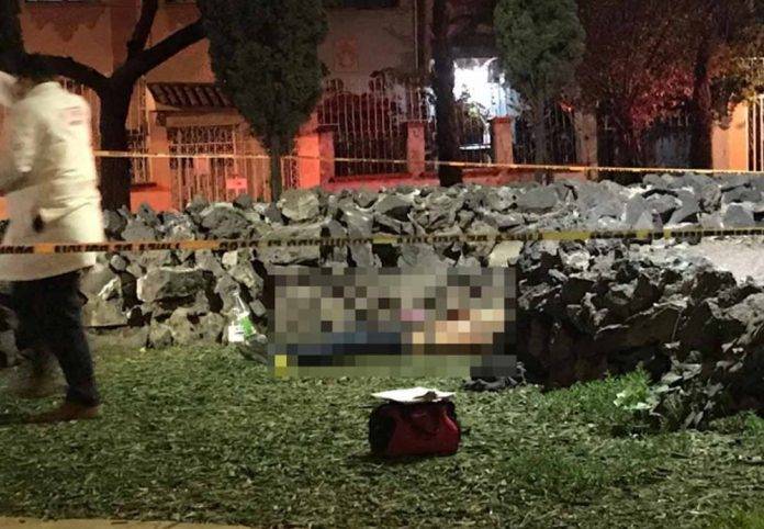 Matan a un joven y le dejan clavado un cuchillo en el pecho