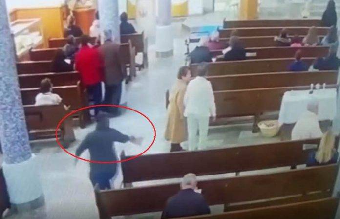 Roba un bolso en plena iglesia (video)