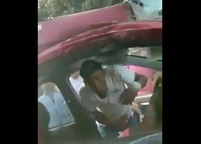 Roba celular a mujer que quedó prensada en un accidente (video)