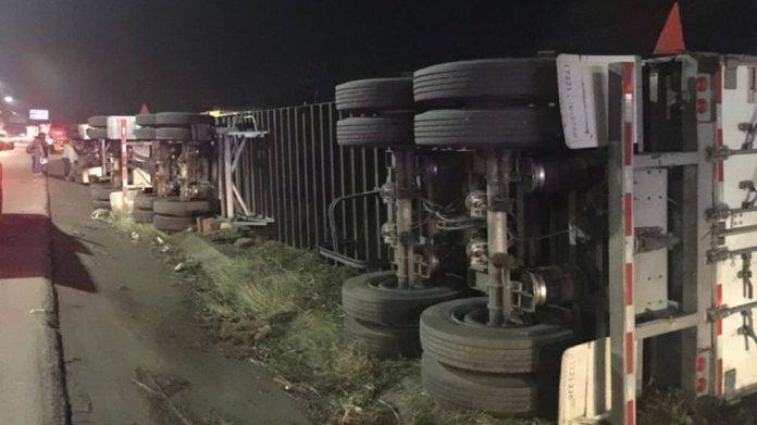 Saquean tráiler volcado en Oaxaca; policía lanza disparos (video)