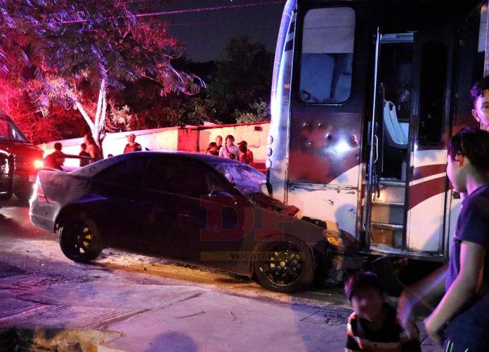 Ebrio al volante se incrusta detrás de un autobús